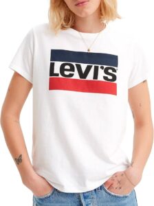 Uma mulher usando uma t-shirt branca da Levi´s